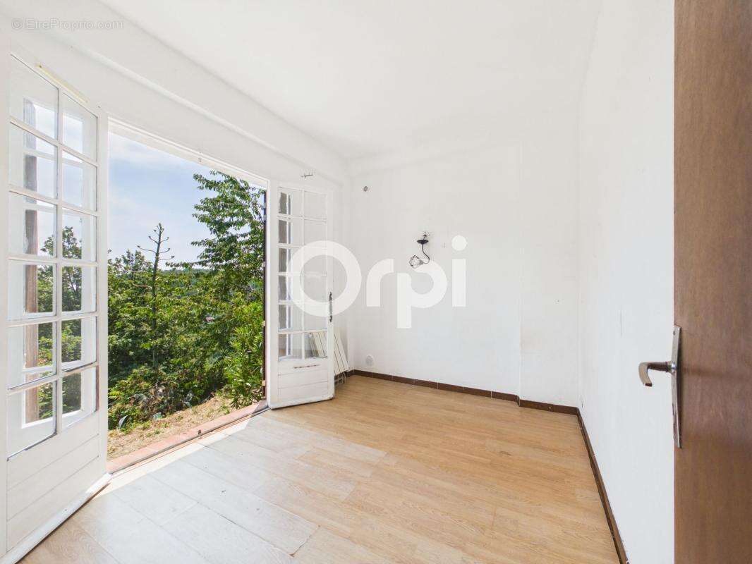 Opportunité à saisir ! appartement à rafraichir - t3 - jardin attenant + stationnement privatif + cave - photo 6