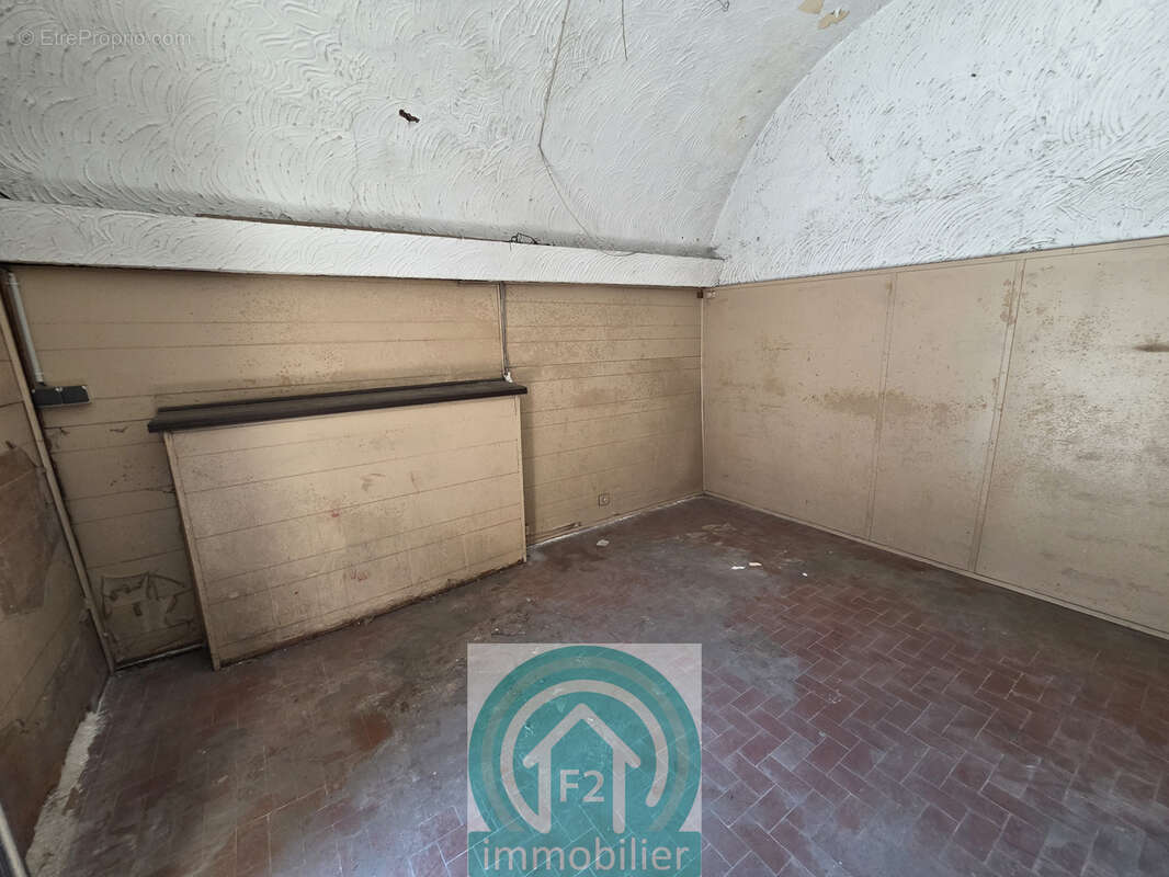 Appartement et cave dans un immeuble ancien au centre d'Aleria - photo 10