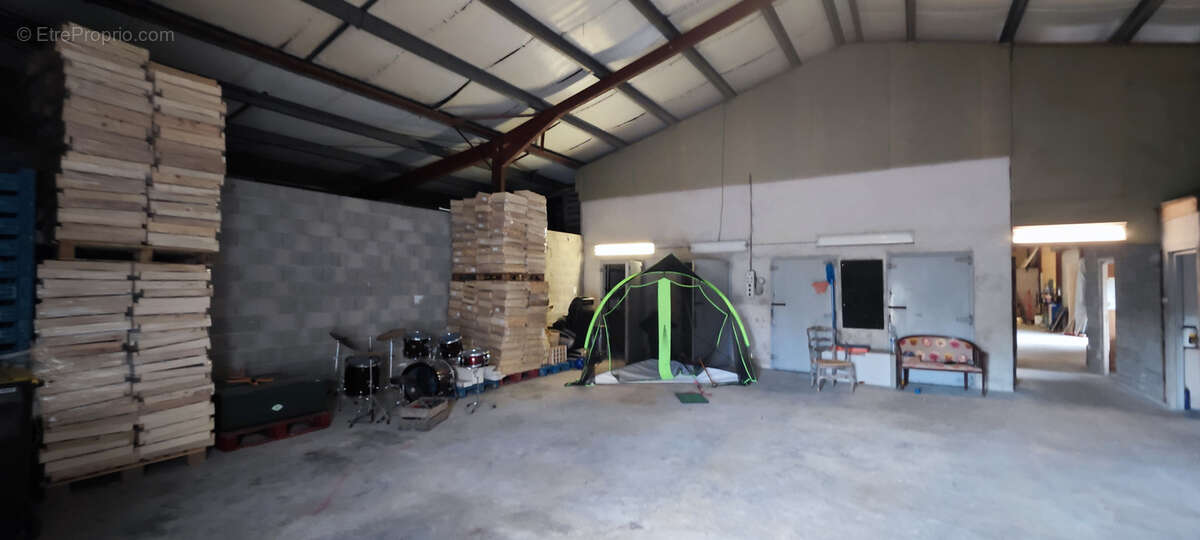 Commerce à LEZINNES