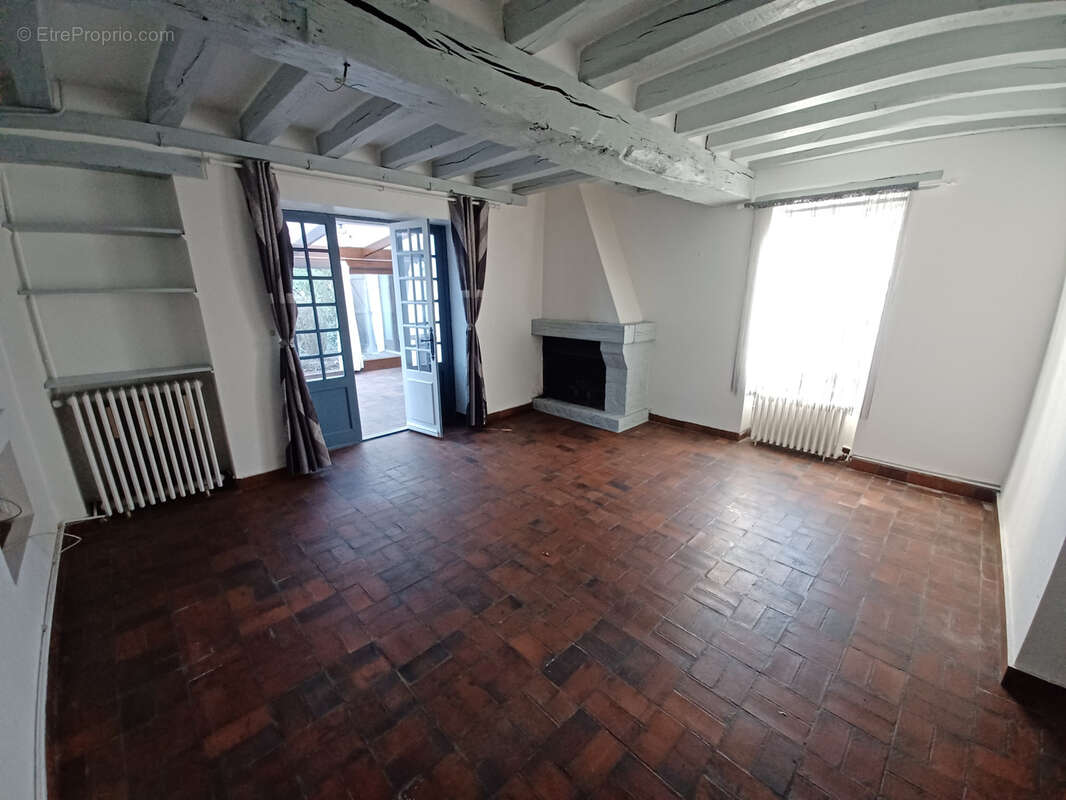 Maison ancienne indépendante, 123m2 hab, T7 avec terrain d'env 2758m2. - photo 4