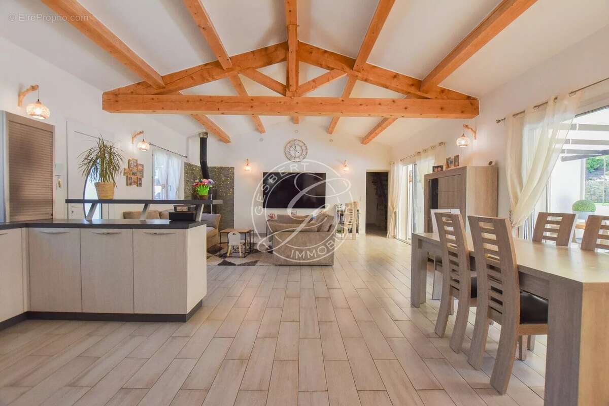 A vendre flayosc - villa  de 225 m2 avec piscine à pieds au village - photo 6