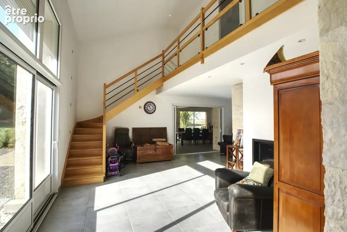 Maison en pierre au style moderne, située dans un joli village et implantée sur un beau terrain - photo 4