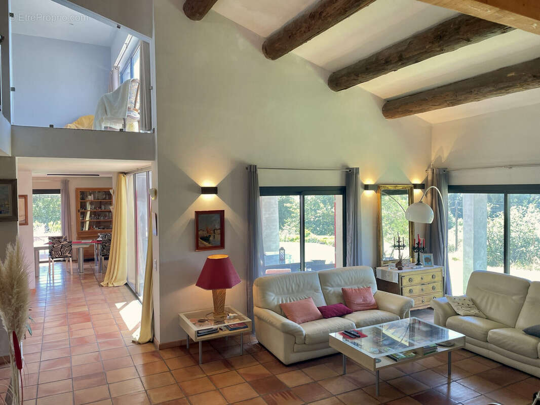 Dickjan POPPEMA d' eXp France vous propose cette magnifique villa avec 5 chambres, grande salon, piscine, grand jardin