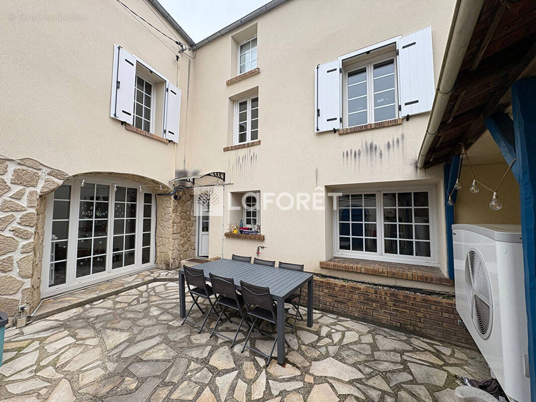 Maison à JUZIERS
