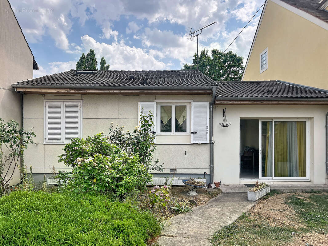 Maison plain pied sur 653 m2 st genevieve des bois - photo 2