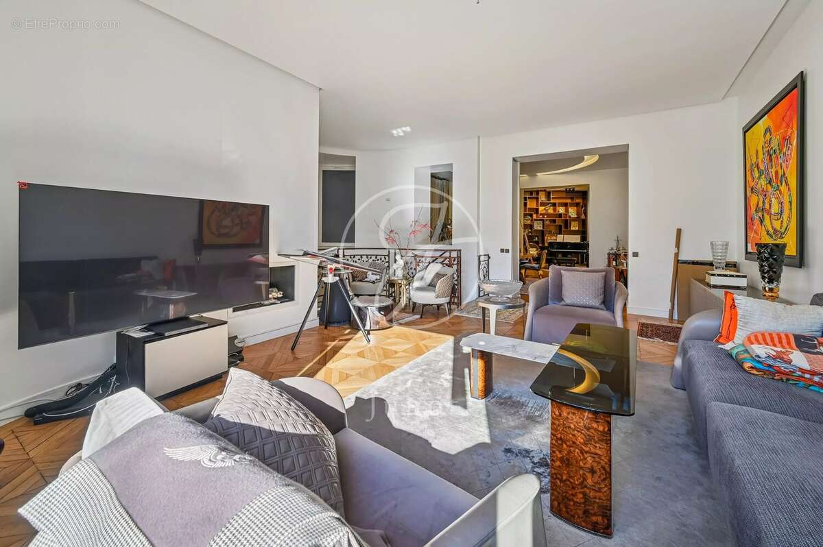 Appartement à PARIS-16E