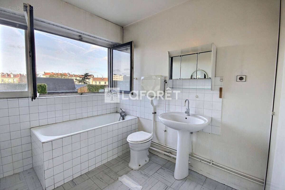 Appartement à COURBEVOIE