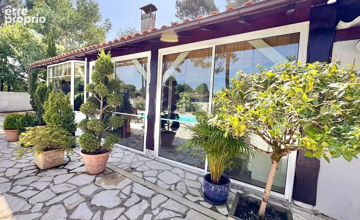 Maison avec piscine et grand garage - photo 2