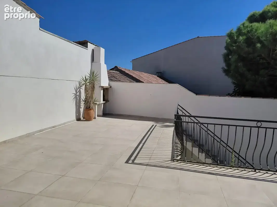 Appartement entièrement rénové avec grande terrasse Centre ville tout proche - photo 2