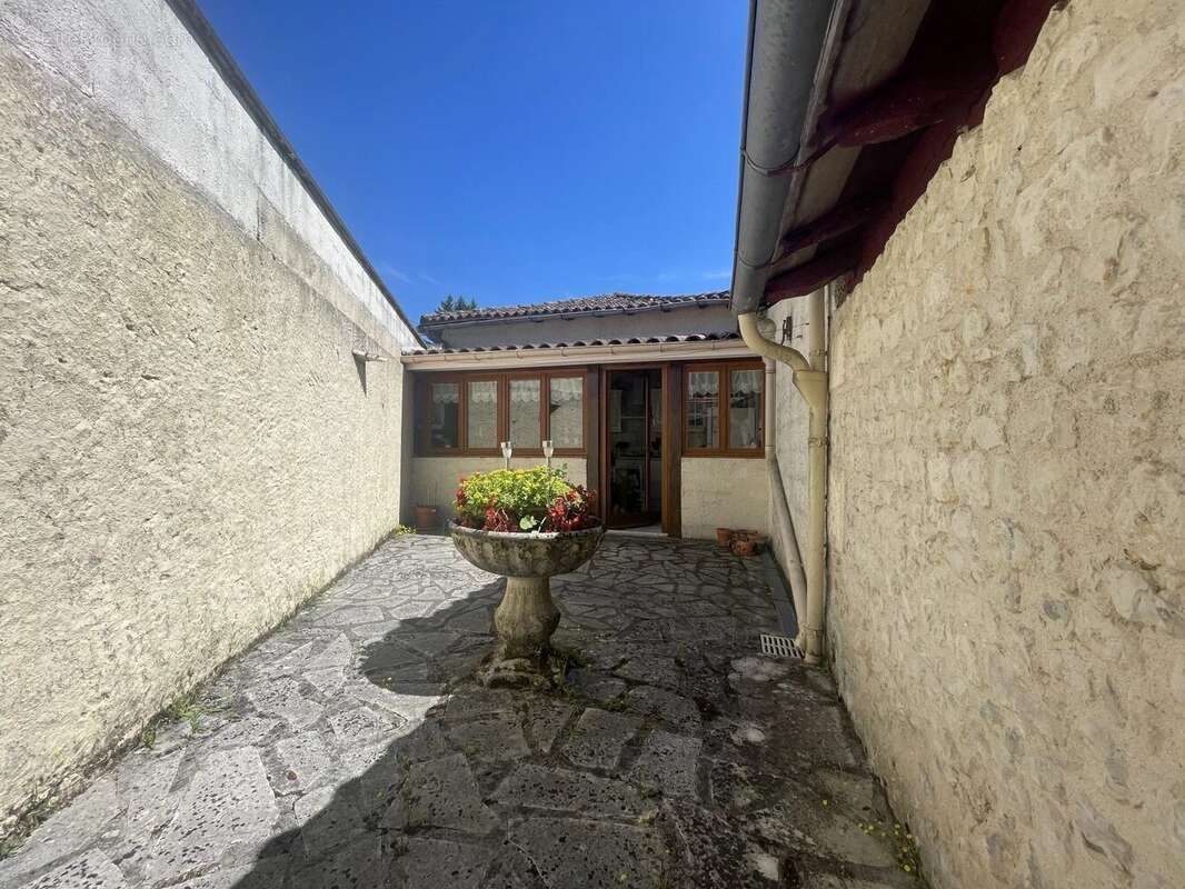Maison à COURGEAC