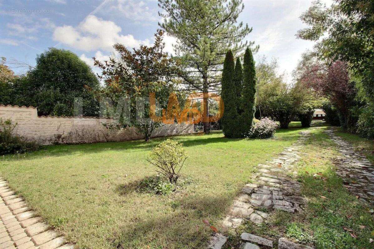 Maison à SAINT-MARTIN-DE-JUILLERS