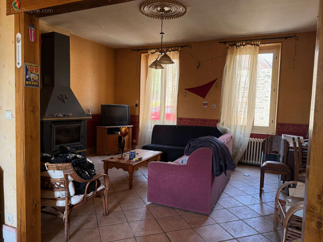 Auv 1227 : Maison de bourg à rénover, jardin, garages et grange - photo 48