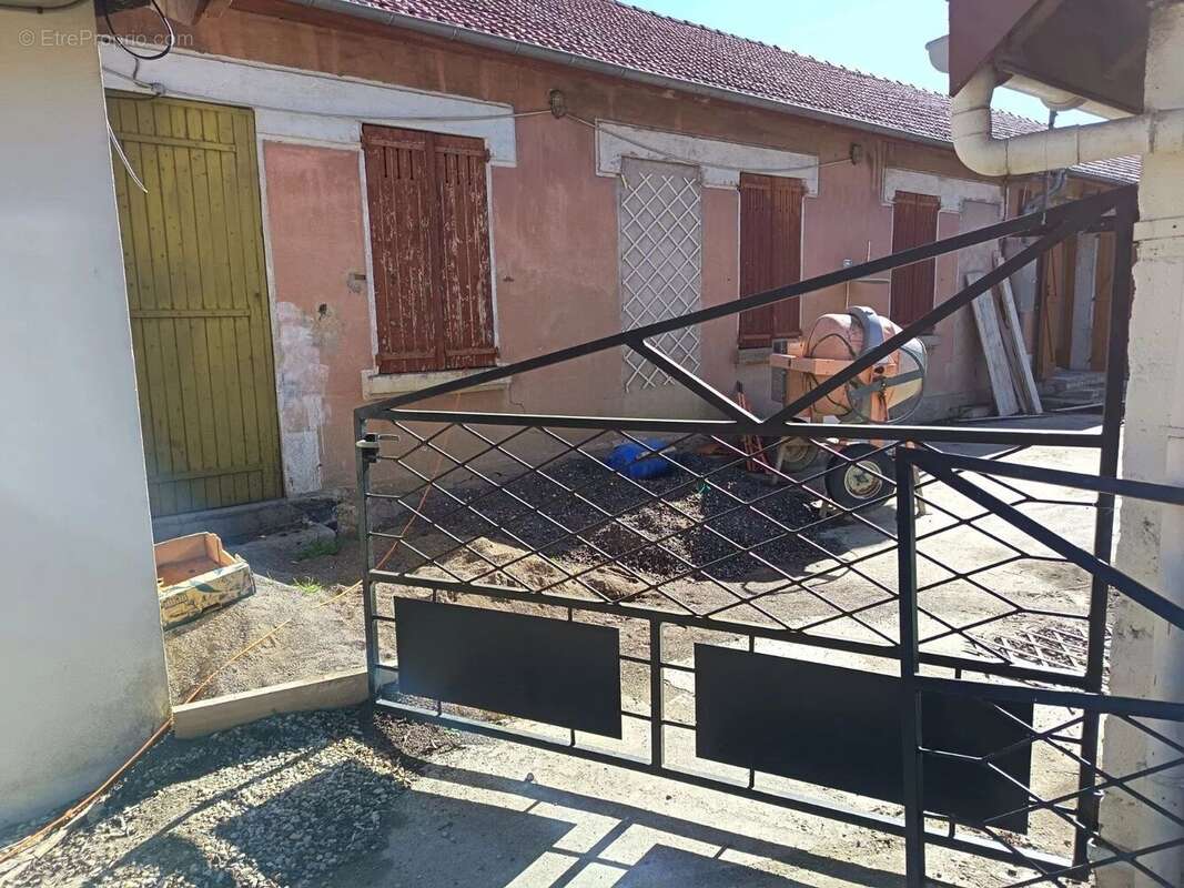 Commerce à AUZAT-LA-COMBELLE