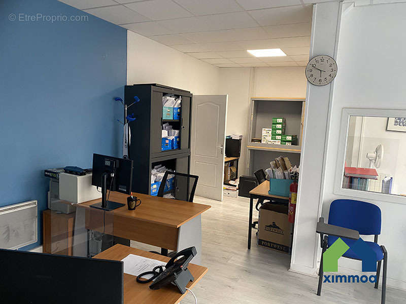 Local commercial libre 71 m², vitrine sur rue proche N7 - photo 4