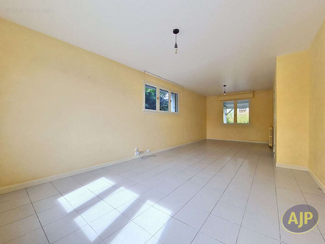 Exclusivité à La Roche-sur-Yon : Maison Familiale à Étage de 130 m² - photo 3