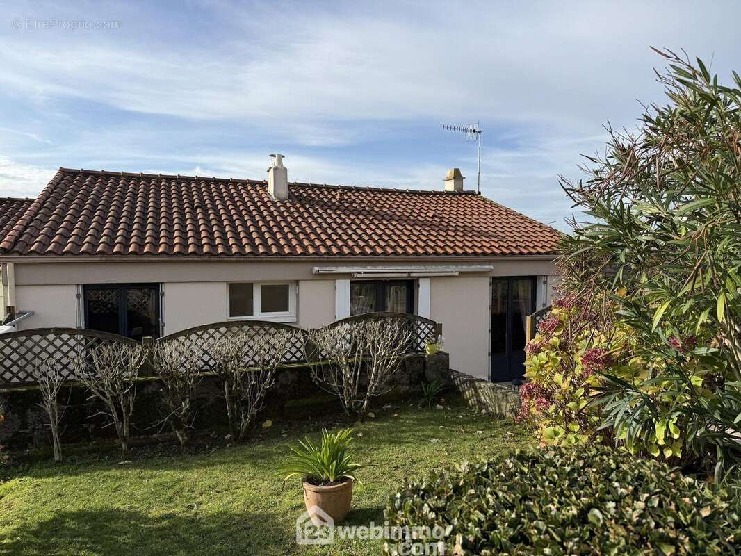 et le jardin parfaitement entretenu. - Maison à POUZAUGES