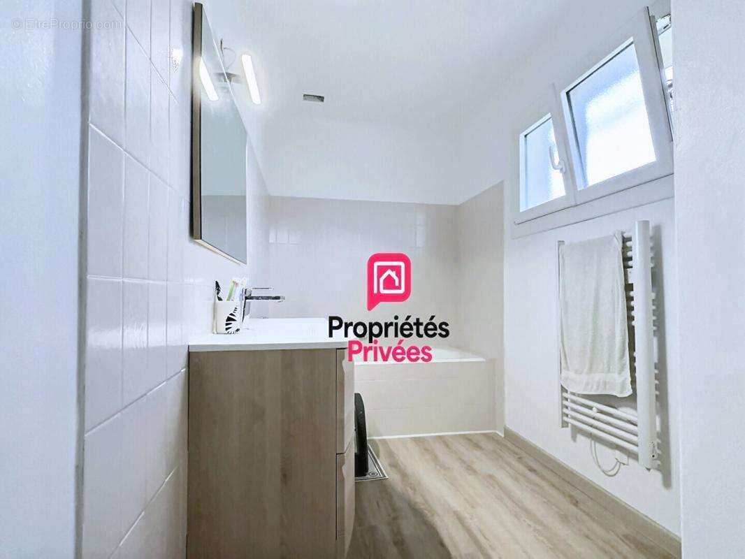 DEPT 33 - CESTAS BOURG - Maison Cestas 6 pièce(s) 162 m2, terrasse de18m2, garage, jardin de 931m2 avec piscine - photo 9