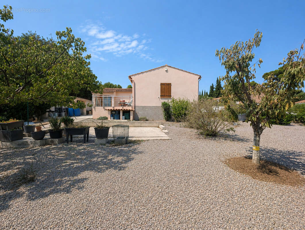 Lézignan-Corbières   Maison plain-pied 4 faces, 3 chambres, terrain piscinable de 830 m2 et vue dégagée - photo 12
