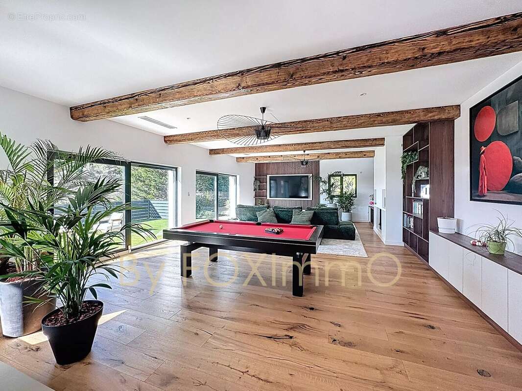 Limte  Vence, villa rénovée 300 m² – 5 suites – Piscine – Position dominante – Bien rare sur le secteur - photo 4