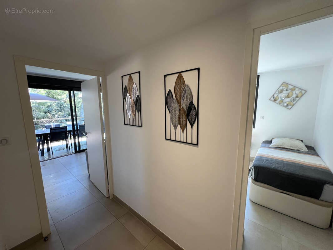 Presqu’île de Giens   Élégant appartement T3 avec vaste terrasse et stationnements privatifs - photo 7