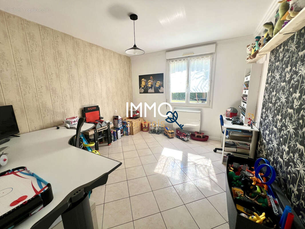 chambre 1 RDC - Maison à SAINT-OUEN-EN-BELIN