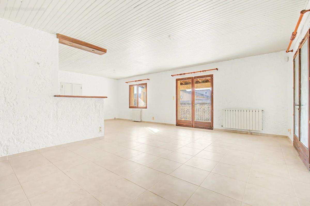 Maison à ENTRAIGUES-SUR-LA-SORGUE