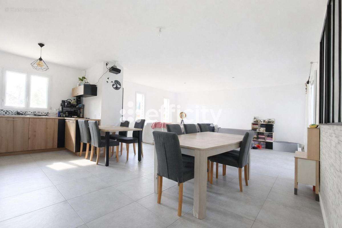 Maison 113 m² à Saint-Julien-L'ars  - photo 2