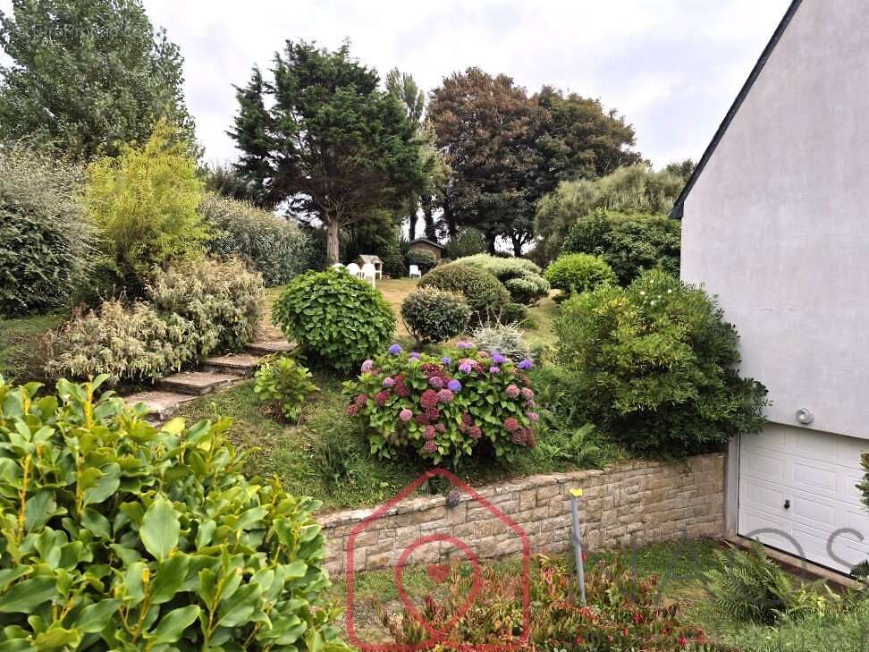 Maison à KERLAZ