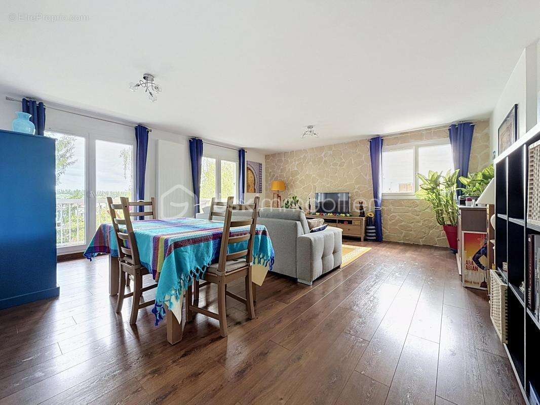 Appartement à EZANVILLE