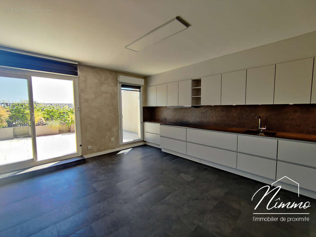 Nimes route duzes appartement t3 dernier etage terrasse garage ascenseur - photo 3