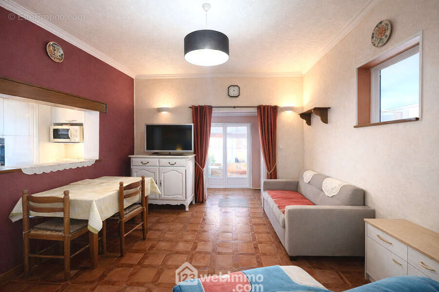 Pièce de vie lumineuse offrant de beaux volumes, à remettre au goût du jour selon vos envies. - Maison à SAINTE-MAXIME