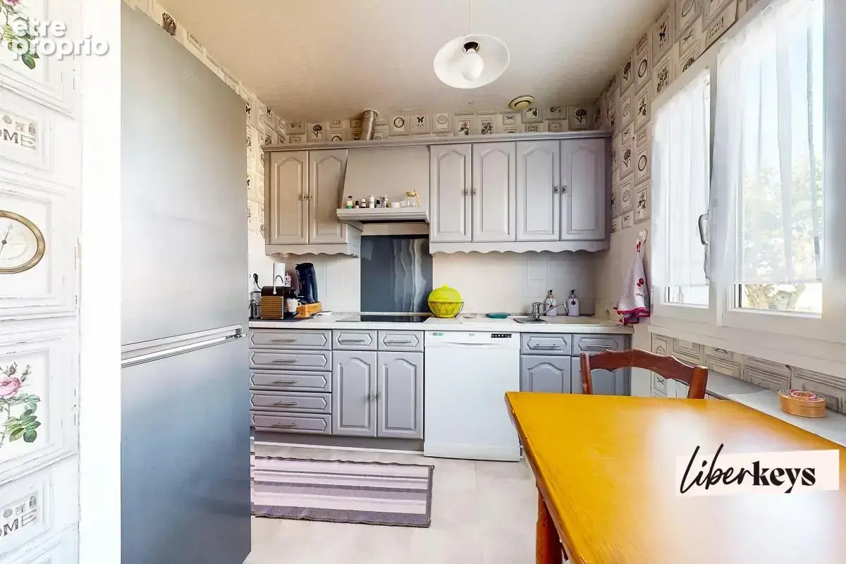 Plaisir – Maison familiale de plain-pied - 5 pièces - 120 m² au sol avec jardin et garage, proche gare - photo 13