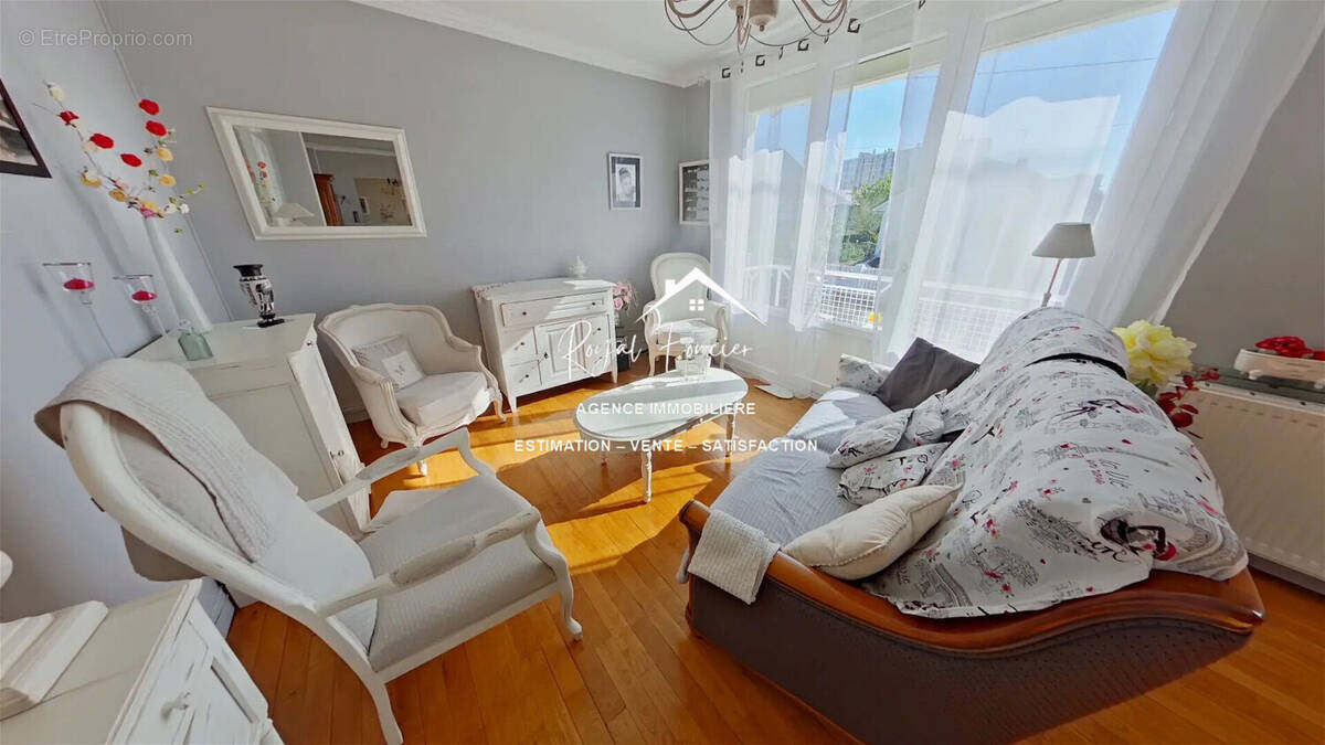 Belle pièce de vie ensoleillée de 25 m2  - Maison à CHATELLERAULT