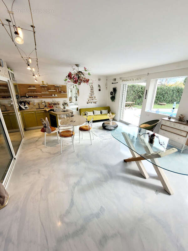 Commerce à MONTBONNOT-SAINT-MARTIN