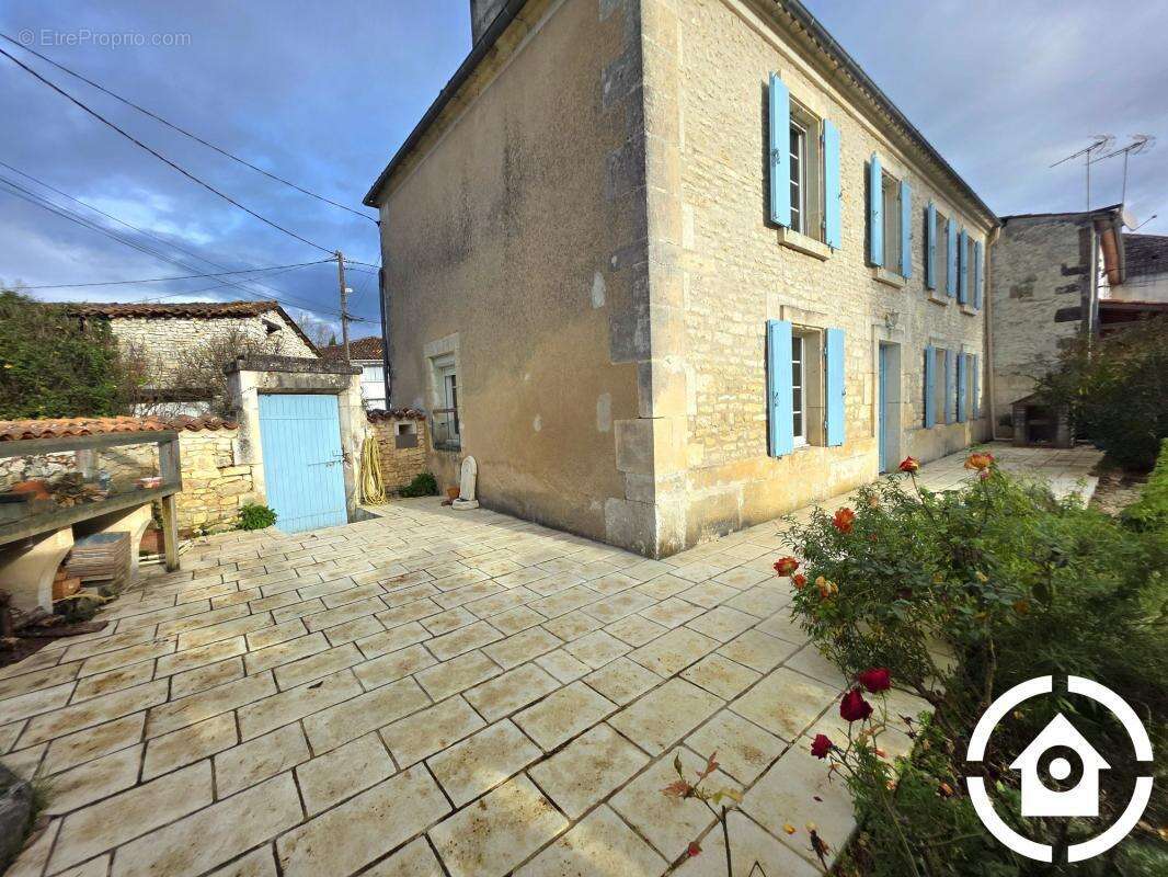 Maison à GENSAC-LA-PALLUE