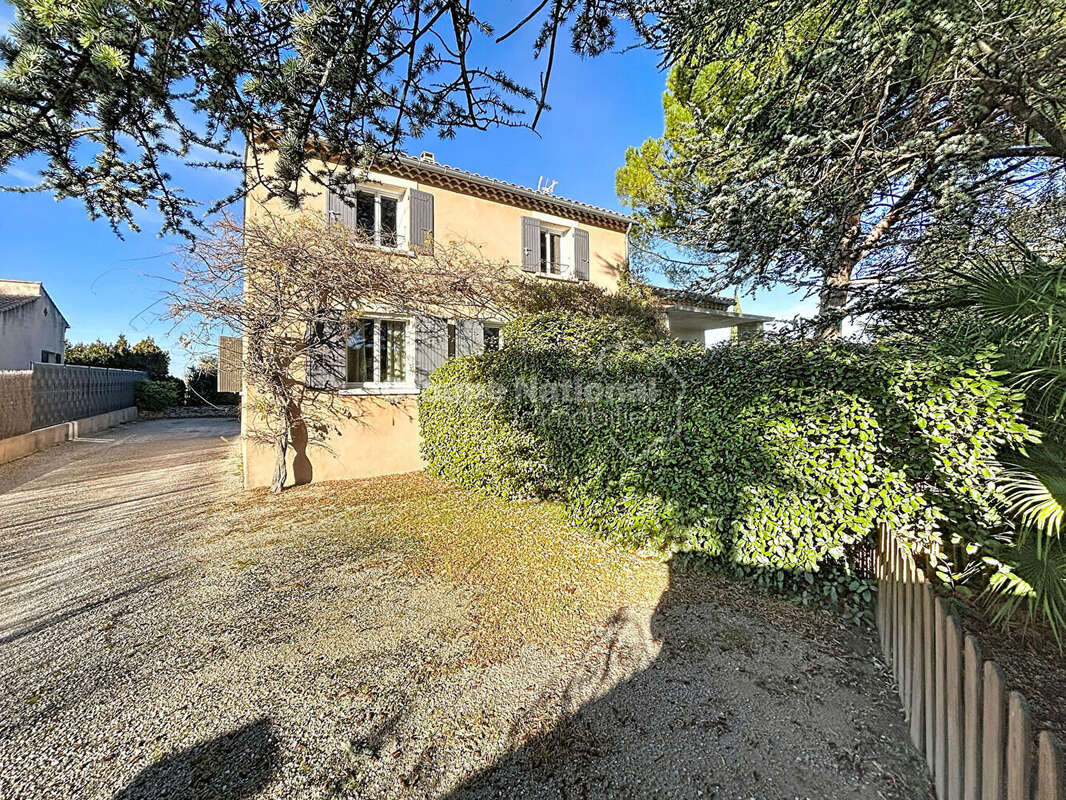 Valreas Maison en R+1 de 157m2 avec  3 Chambres, 1 SDB et 1 SDE, piscine 1000m 2 de Jardin - photo 14