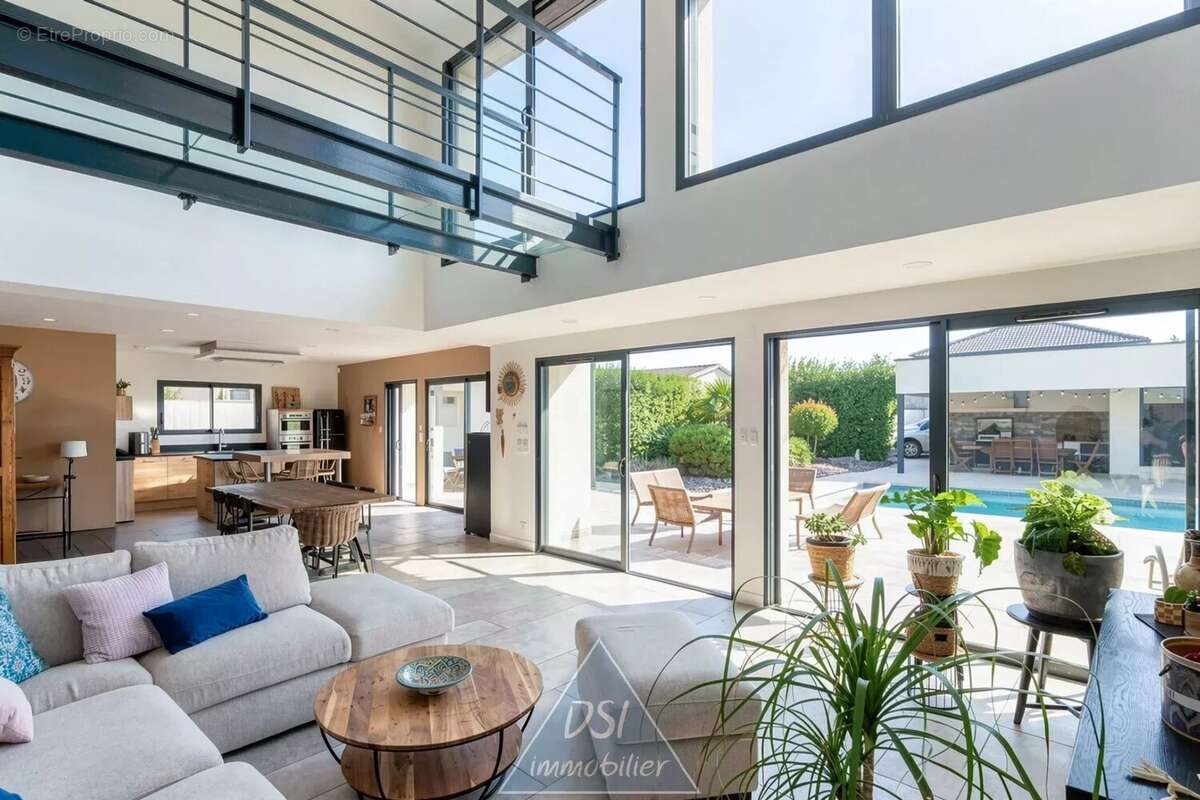Maison d'Architecte Contemporaine de 210 m² – Piscine, Jacuzzi sur terrain clos de 1 487 m² – Centre de Dagneux - photo 4