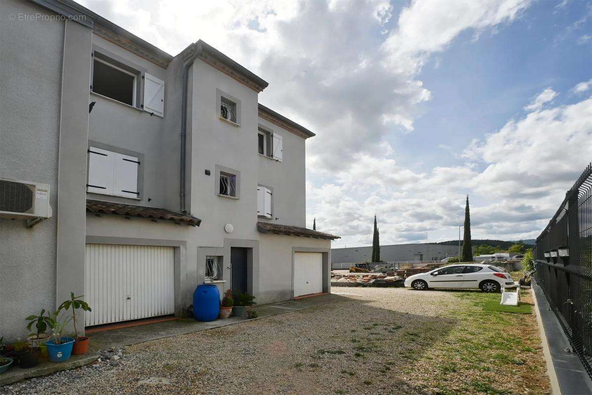 Maison à SAINT-JULIEN-LES-ROSIERS