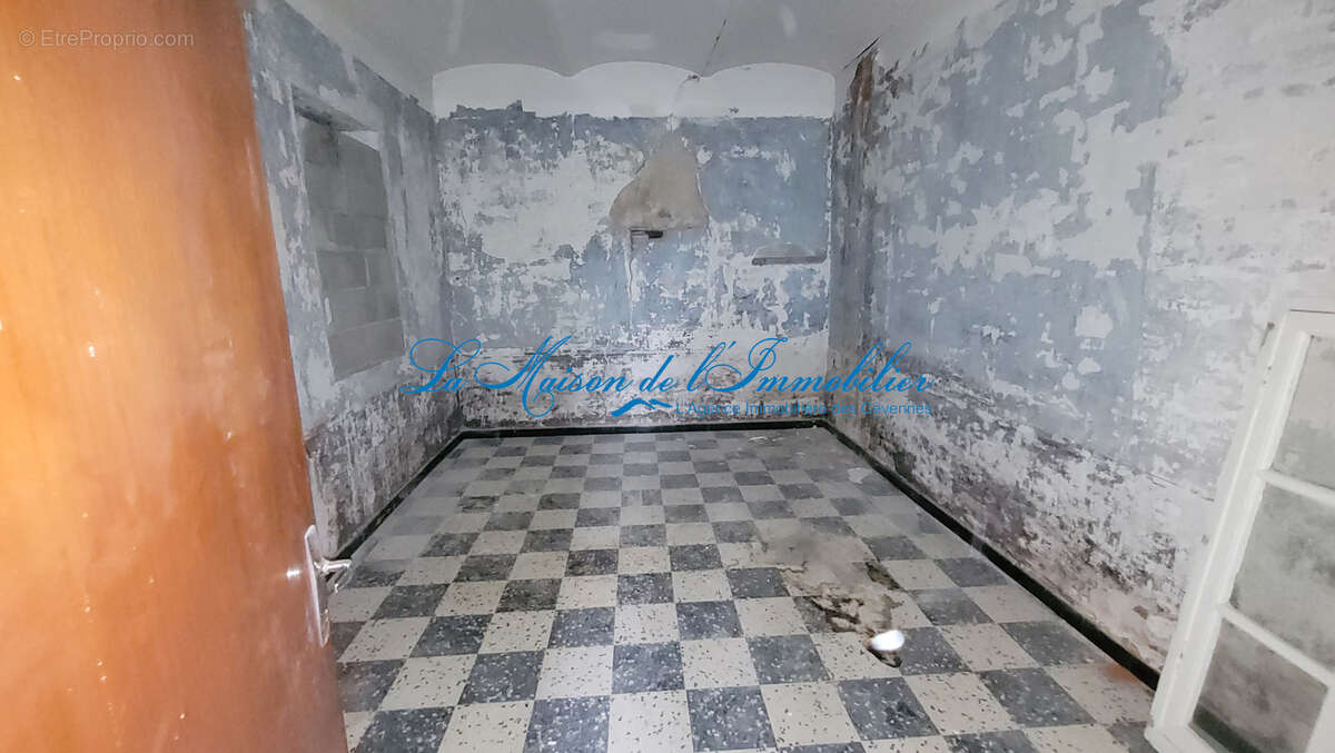 Saint AMBROIX, maison de type F5 mitoyenne à rénover avec terrain de 5517 m2 - photo 10