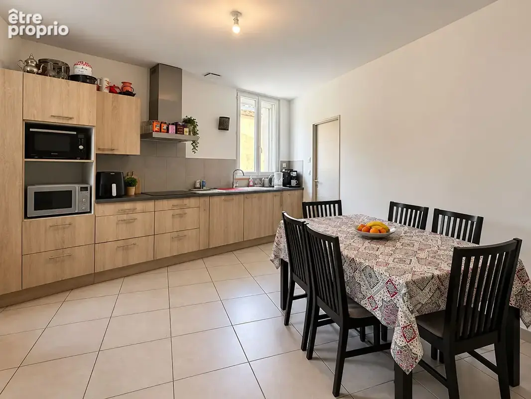 À vendre à Villegailhenc, maison de village de 6 pièces avec quatre chambres, deux cours et garage - photo 2