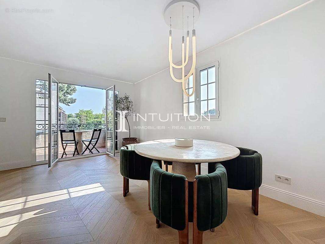 Saint Laurent du Var : 3 pièces entièrement rénové au dernier étage avec garage - photo 2