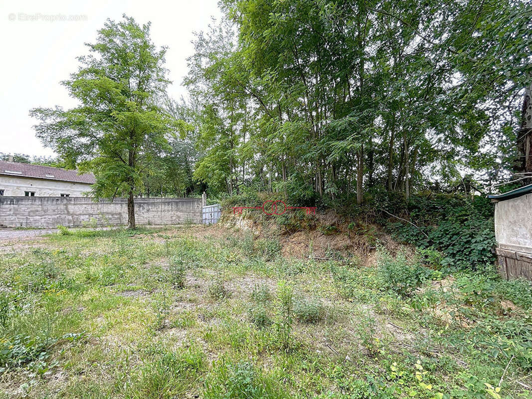 FISMES -Terrain constructible avec grand jardin-1 870 m² - photo 2