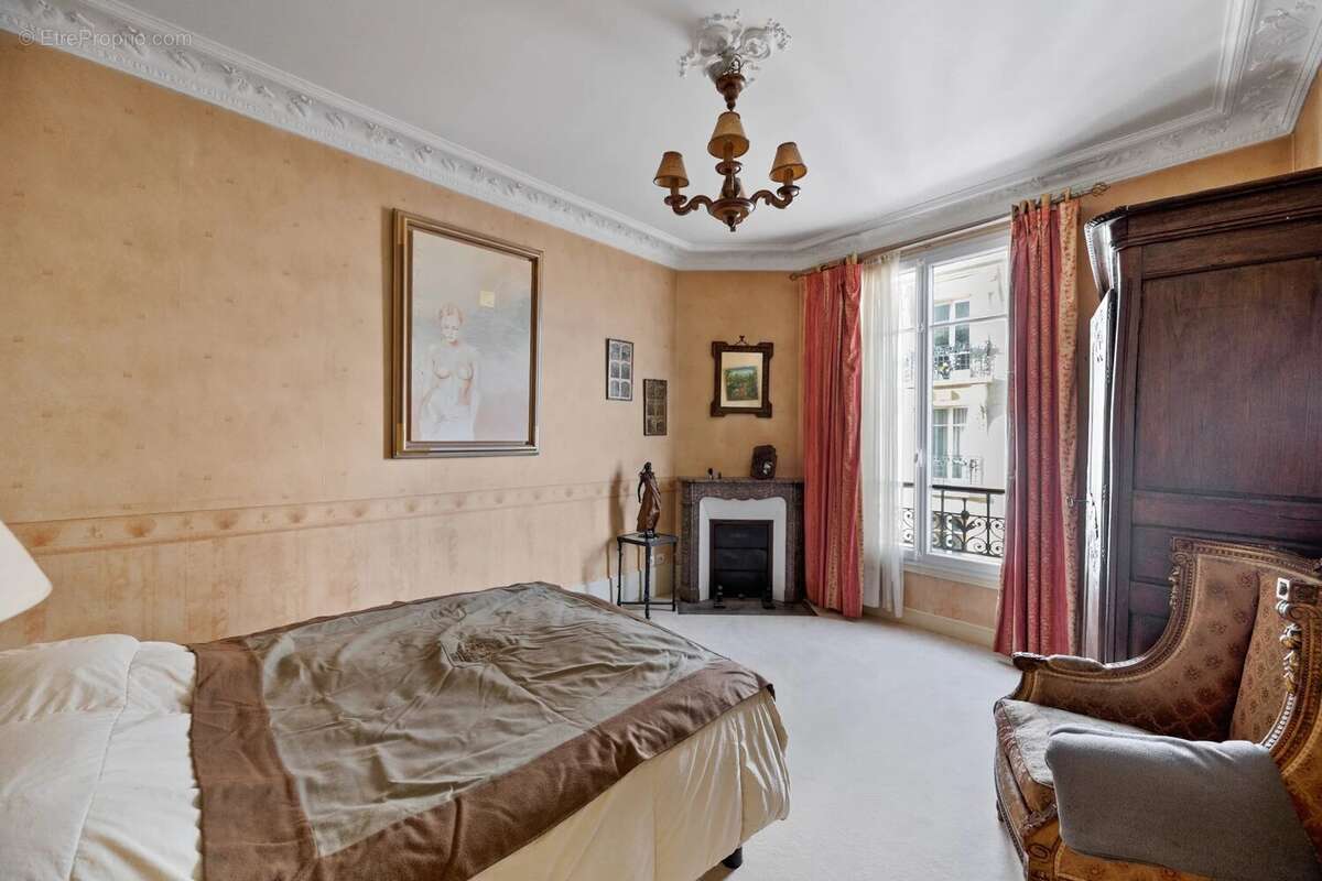 Appartement à COURBEVOIE