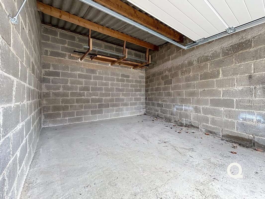 Parking à SAINT-JACQUES-DE-LA-LANDE