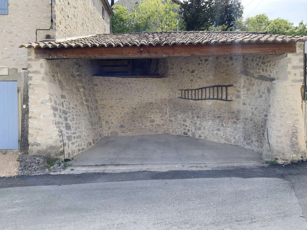 Maison de village en pierre avec cour et garage. - photo 8