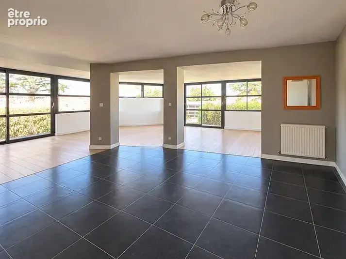 Maison de plain-pied avec grand terrain constructible et dépendances - photo 3