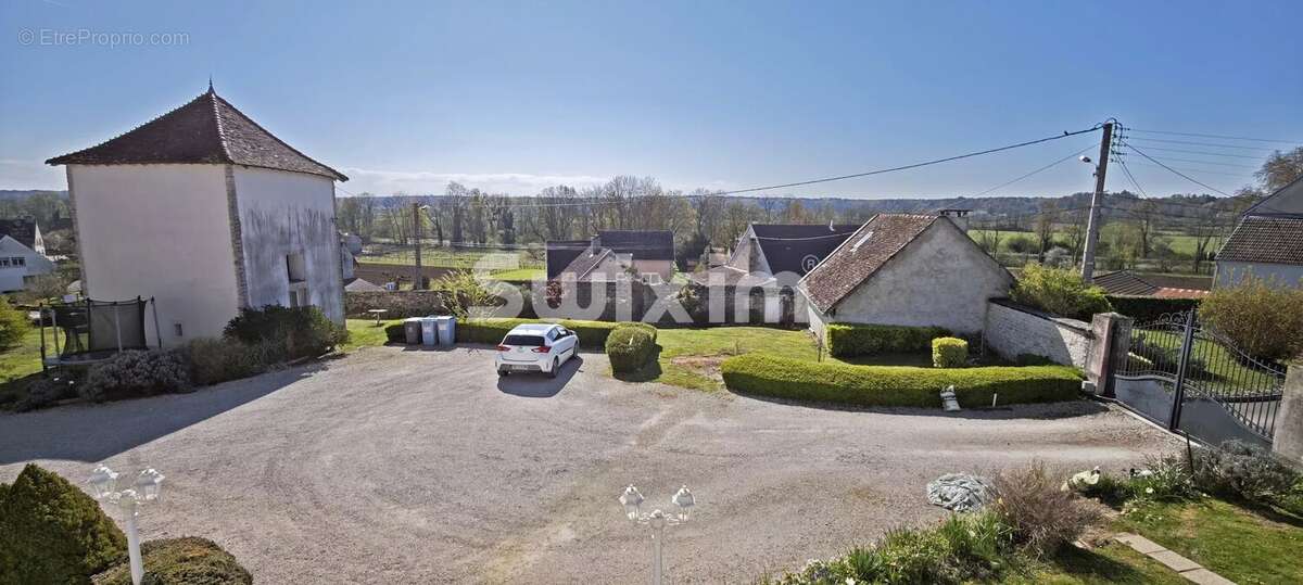 Maison 390 m² à Dole  - photo 2