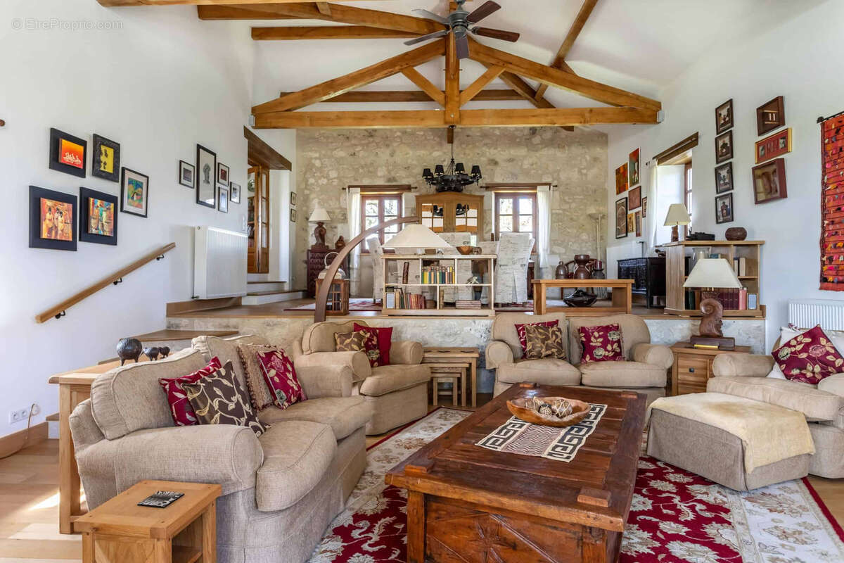 Maison de campagne avec piscine, dépendances, grange, terrain. - photo 3