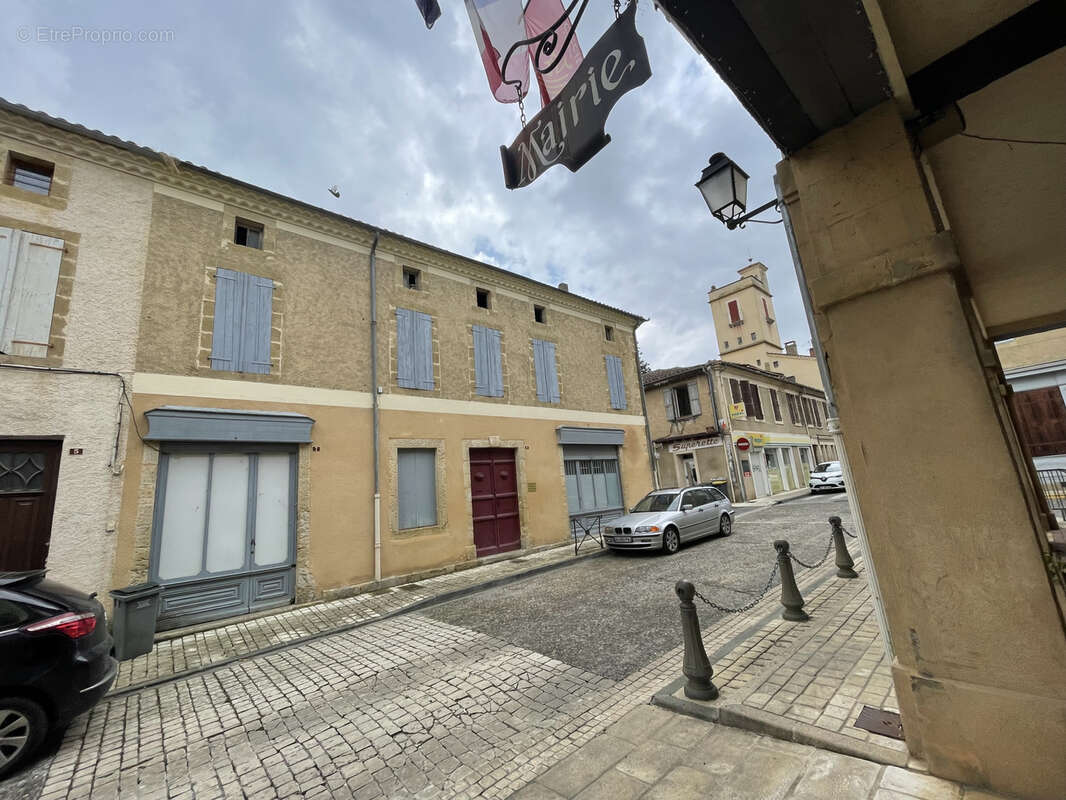 Immeuble avec cabinet loué, appartement à restaurer et cour intérieur sympa - photo 3