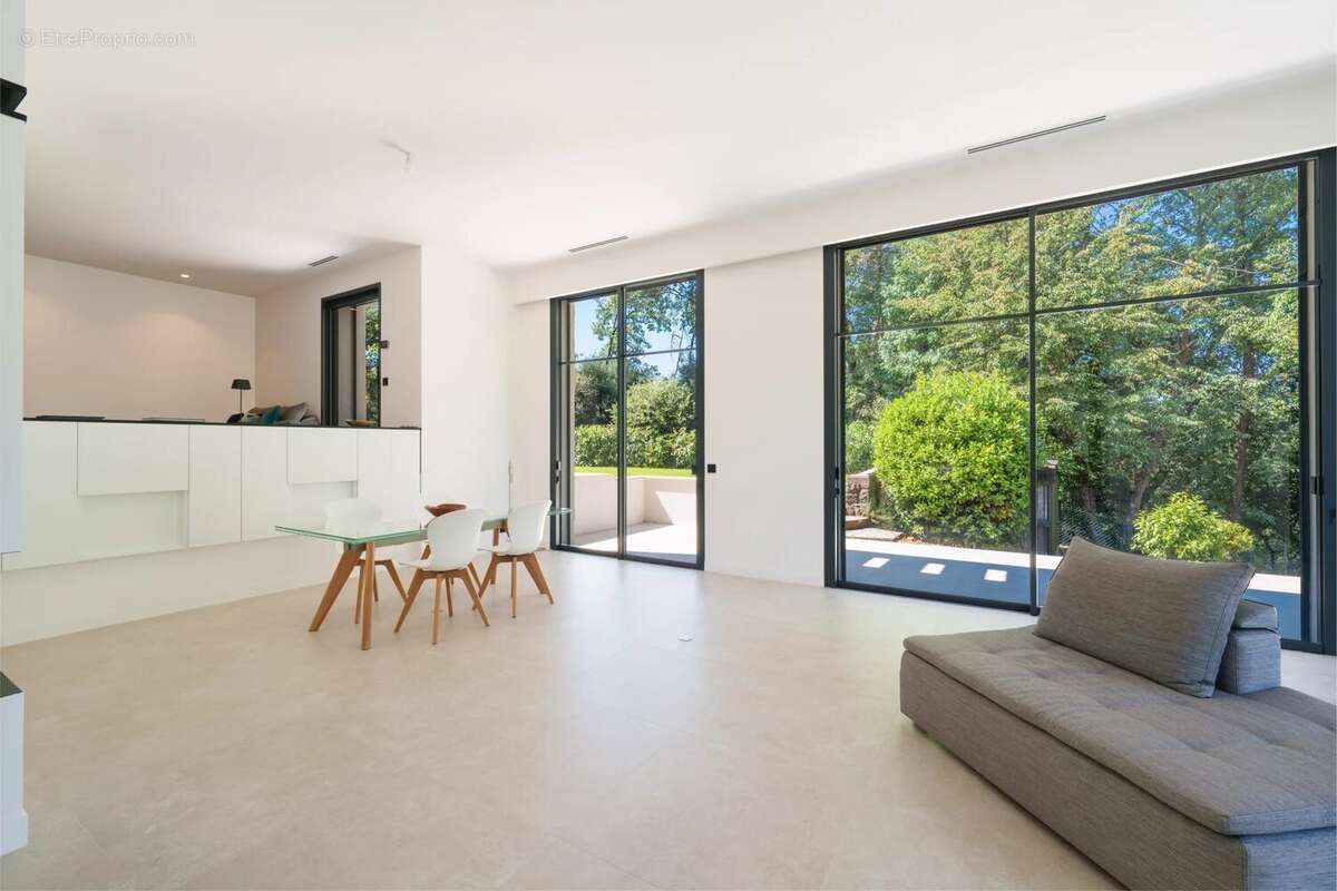 Maison à ROQUEFORT-LES-PINS